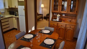 Dining - Three Sisters Garden Cottage - stroll to 3 Sisters (Katoomba)