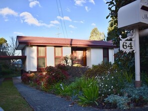 Exterior - Three Sisters Garden Cottage - stroll to 3 Sisters (Katoomba)