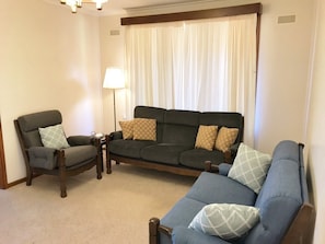 TV - Three Sisters Garden Cottage - stroll to 3 Sisters (Katoomba)