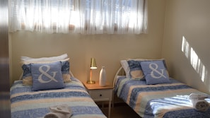 3 bedrooms, iron/ironing board, travel cot, WiFi - Three Sisters Garden Cottage - stroll to 3 Sisters (Katoomba)