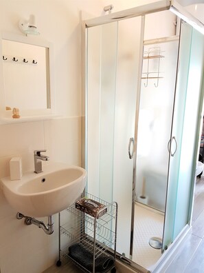 Dusche, Haartrockner, Bidet, Handtücher