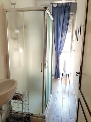 Een douche, een haardroger, een bidet, handdoeken