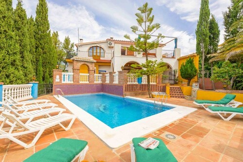Large Family House with Private Pool near the Beach