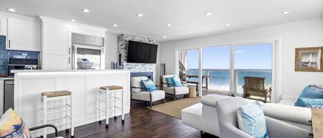 Een smart-tv, een open haard, slimme speakers en een computerscherm