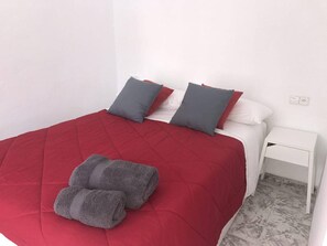 1 habitación, tabla de planchar con plancha, cuna de viaje y wifi 