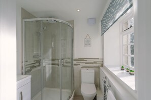 Combined shower/bathtub - Corffe Cottages, Spacious country cottage, heated Indoor pool (Barnstaple)