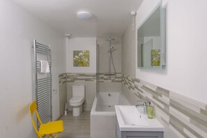 Combined shower/bathtub - Corffe Cottages, Spacious country cottage, heated Indoor pool (Barnstaple)