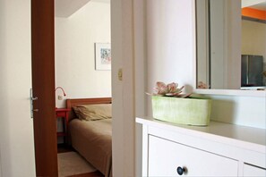 1 Schlafzimmer, Zimmersafe, Schreibtisch, Bügeleisen/Bügelbrett