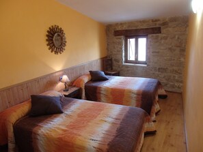 4 habitaciones, tabla de planchar con plancha, wifi y ropa de cama 