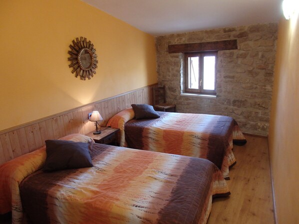 4 bedrooms, iron/ironing board, WiFi, bed sheets - Roblan House  (Carcastillo)