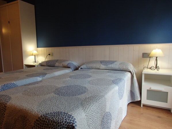 4 habitaciones, tabla de planchar con plancha, wifi y ropa de cama 