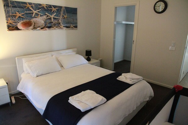 3 bedrooms, desk, iron/ironing board, travel crib