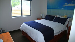 3 slaapkamers, een bureau, een strijkplank/strijkijzer, reisbedje
