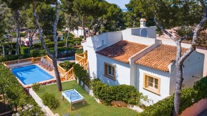A villa with a swimming pool, outdoor seating, and a billiards table. - 0304 Monte Verde Naranja (Javea / Xàbia)