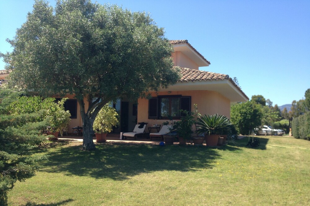 Villa with large garden just a few minutes from the sea, large garden