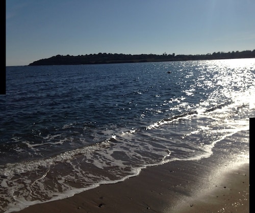 Villa mit großem Garten 100 Meter vom Meer entfernt 30 km von Cagliari 