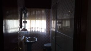 Bathtub, bidet