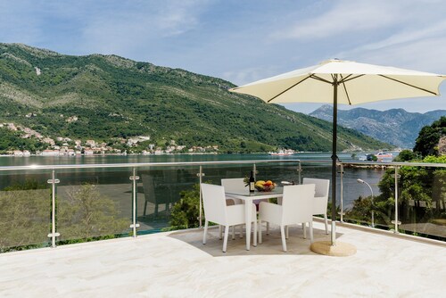 Dram Vacation Apartments- Red Studio