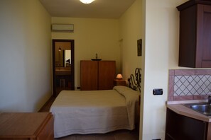 1 bedroom, iron/ironing board, travel cot, WiFi