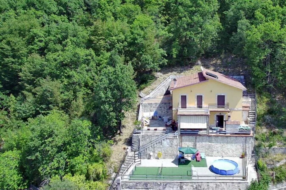 Panoramic villa on Lake Turano