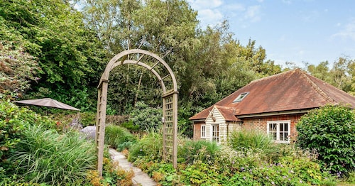 Deerkeepers Cottage - luxurious and contemporary rural retreat