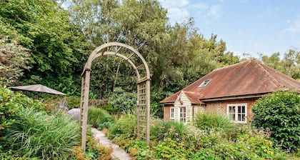 Deerkeepers Cottage - luxurious and contemporary rural retreat