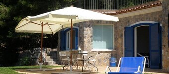 I Carrubi, detached house with sea view