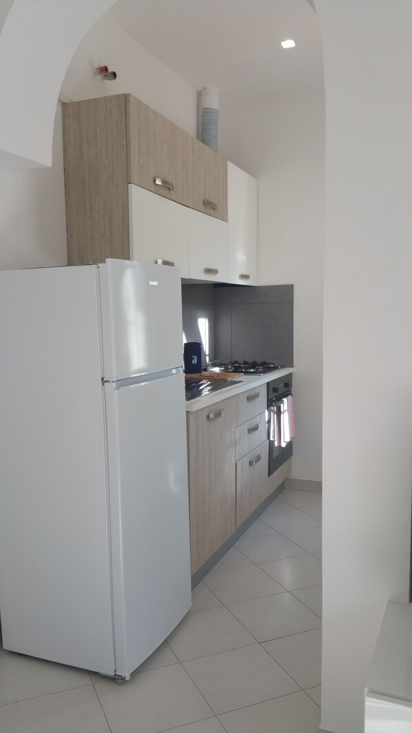 Refrigerador, horno, parrilla de estufa y cafetera y tetera 