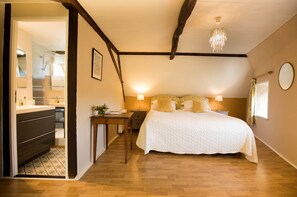 6 bedrooms, iron/ironing board, WiFi, bed sheets