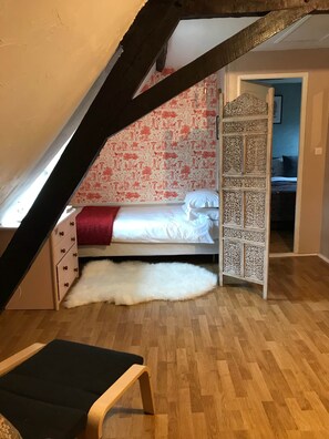 6 bedrooms, iron/ironing board, WiFi, bed sheets