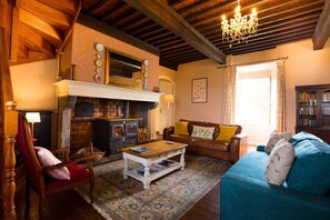 TV, fireplace, video-game console, foosball - Gather in the Pyrenees: Pool Days & Fire-Pit Nights (Ossun-Ez-Angles)