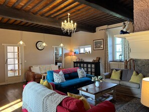 Televisión, chimenea, consola de videojuegos, futbolito