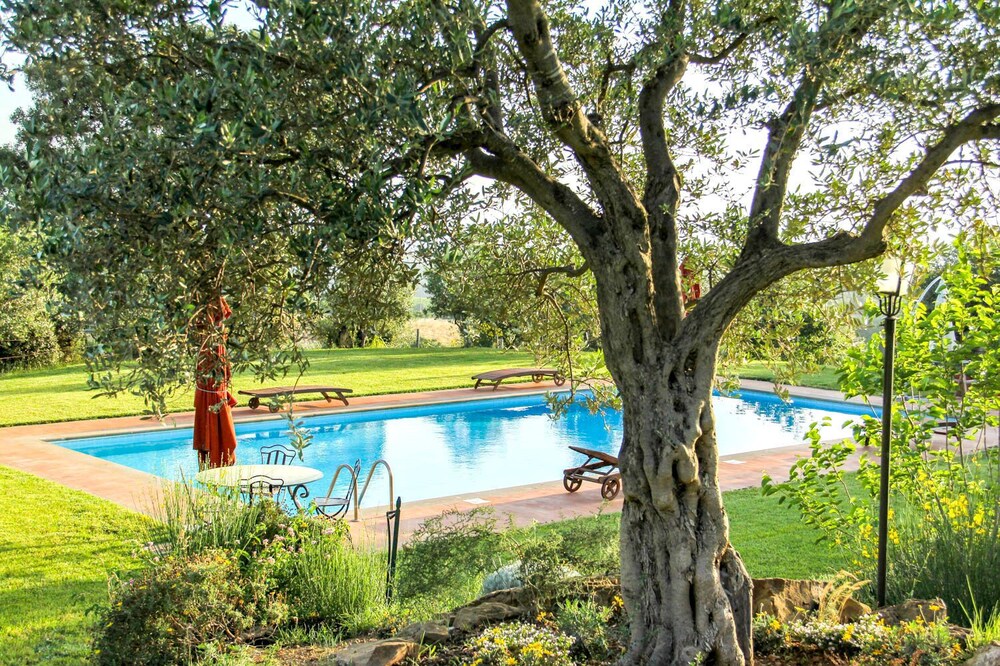 Hilltop farmhouse with pool and sea view