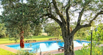 Ferme perchée sur une colline avec piscine et vue mer