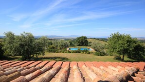 A terracotta-tiled roof overlooking a pool and lush greenery. - Hilltop farmhouse with pool and sea view (pereta (GR))