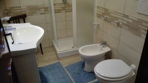 Dusche, Haartrockner, Bidet, Handtücher