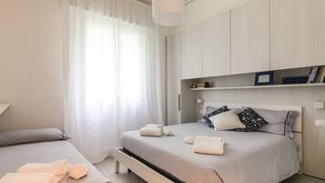 1 slaapkamer, een strijkplank/strijkijzer, reisbedje, gratis wifi