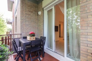 Outdoor dining - A stone's throw from the sea and pine forest: ideal for those who want relaxation and comfort (Cervia)