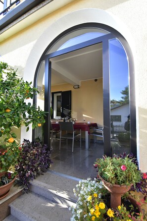 تناول الطعام بالخارج