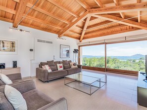 TV, mesa de pingue-pongue, aparelho de som