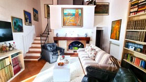 Smart-TV, peis og bøker