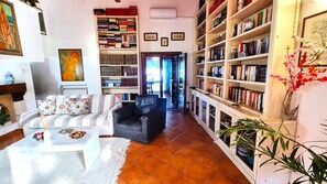 Smart TV, caminetto, libri