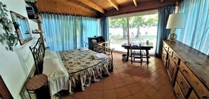 A room with a bed, a desk, a chair, and a table. - VILLA CECILIA BETWEEN LAKE AND SEA. SPECIAL OFFER IF YOU BOOK NOW !! (Sperlonga)