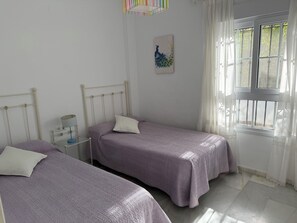 5 habitaciones, tabla de planchar con plancha y cuna de viaje