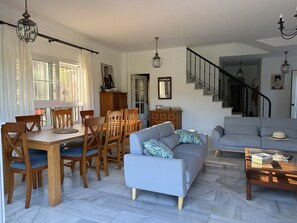 Smart TV, chimenea, videojuegos y libros