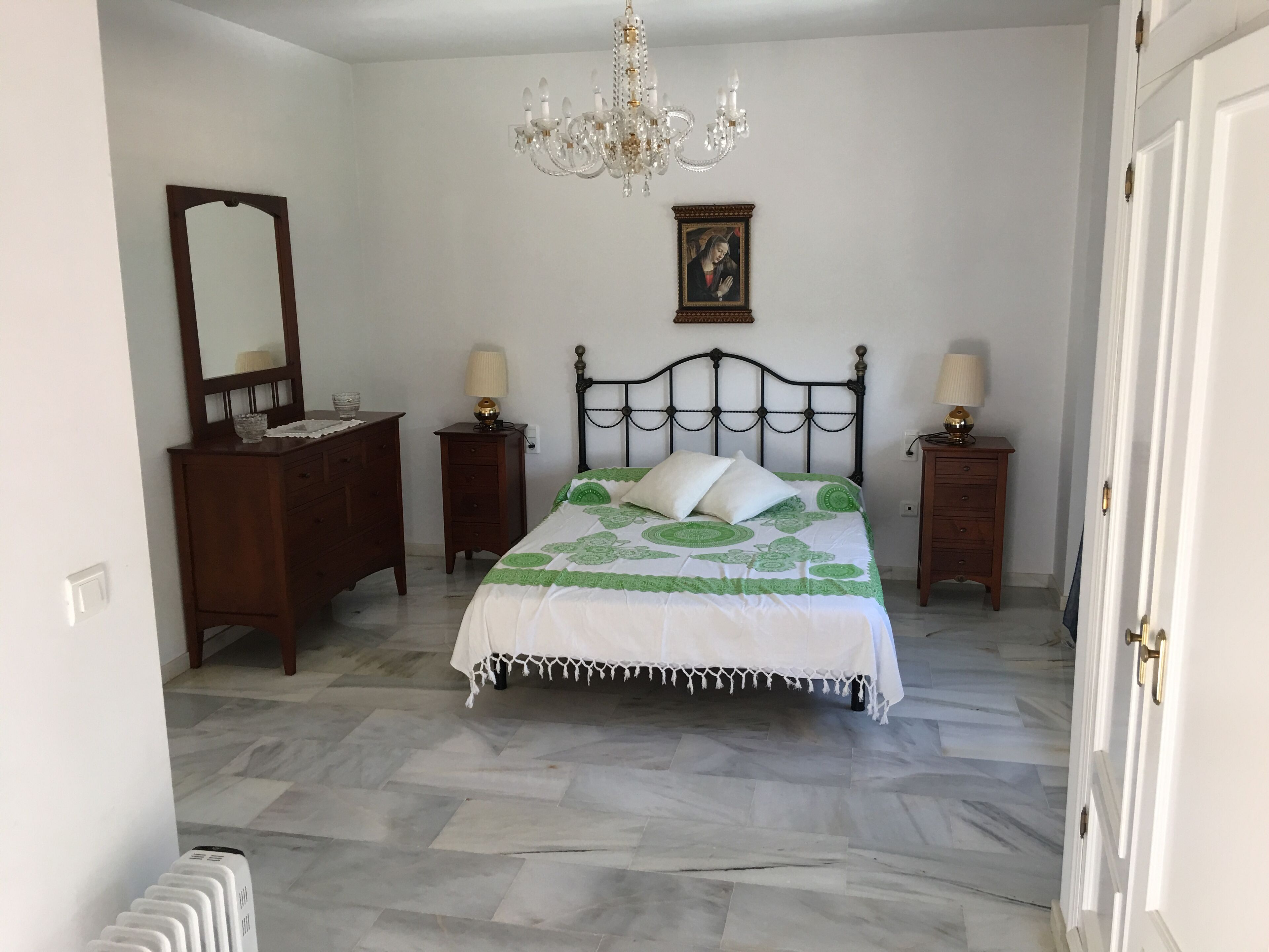 5 bedrooms, iron/ironing board, WiFi, bed sheets