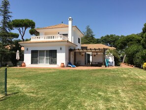 Exterior - 5 bedroom villa, private pool, 850m from the beach, next to the golf course (Nuevo Portil)
