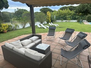 Terrace/patio - 5 bedroom villa, private pool, 850m from the beach, next to the golf course (Nuevo Portil)