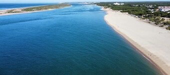 Villa de 5 dormitorios, piscina privada, a 850 metros de la playa, al lado del campo de golf.