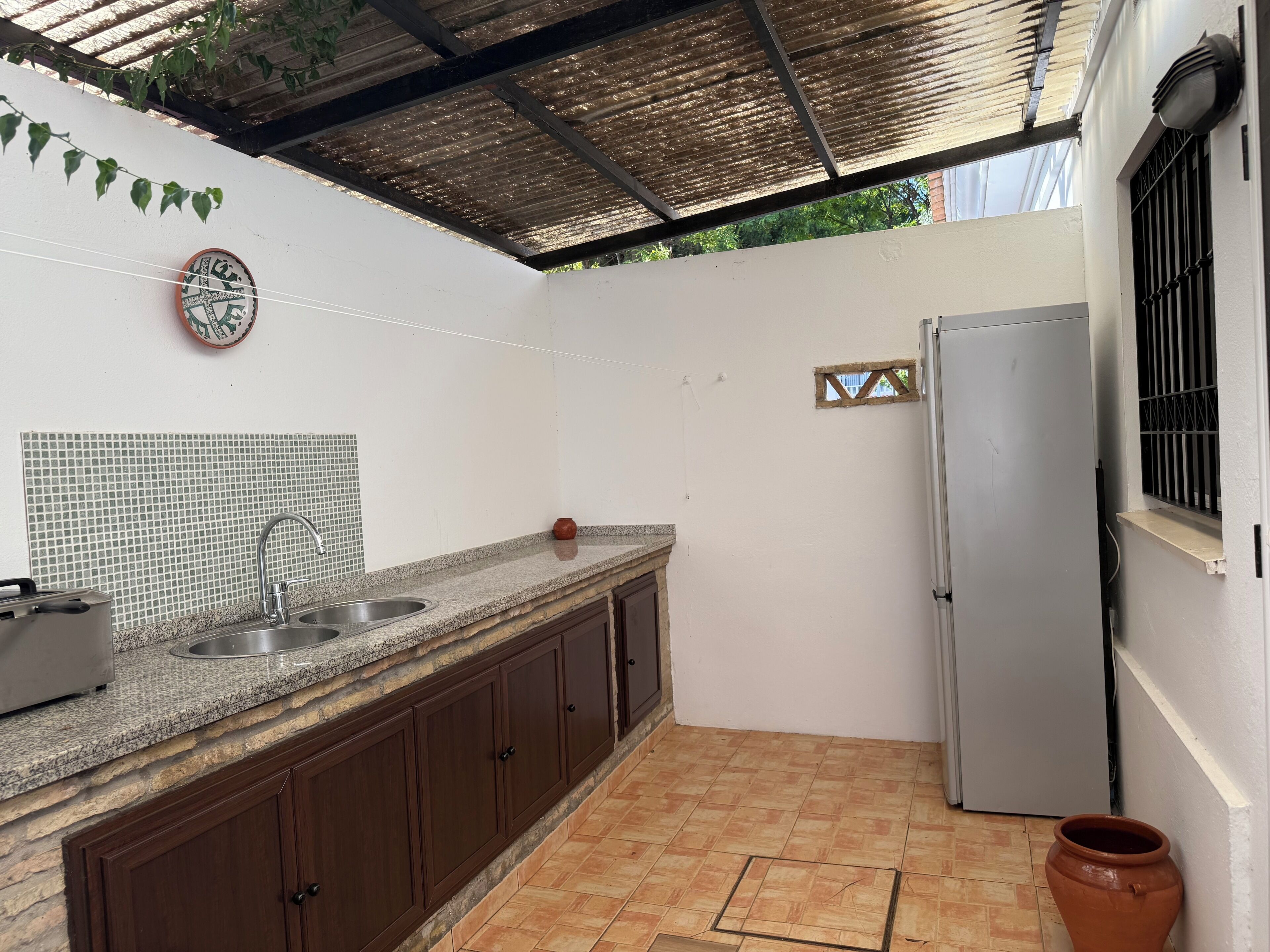 Cafetera o tetera, frigorífico, microondas y horno